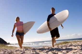 Im Surfurlaub Surfen lernen